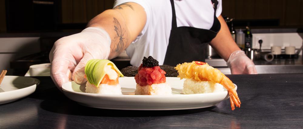 Ruslan Kim betreibt die Handroll-Bar Koji in der Kalle Halle in Neukölln.