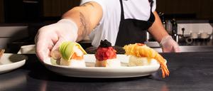 Ruslan Kim betreibt die Handroll-Bar Koji in der Kalle Halle in Neukölln. 