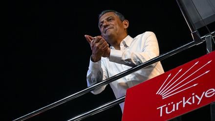 Fordert Erdogan heraus: Özgür Özel, hier bei einer Demonstration in Istanbul am 3. September.