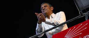 Fordert Erdogan heraus: Özgür Özel, hier bei einer Demonstration in Istanbul am 3. September.