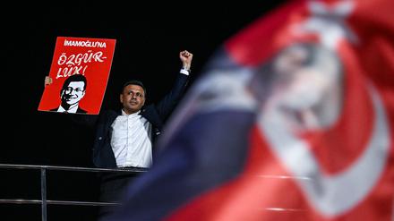 CHP-Chef Özgür Celik wurde per Gerichtsurteil abgesetzt. 