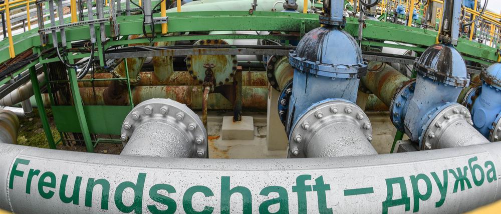 Über die Pipeline Druschba wird die Raffinerie PCK mit Öl aus Kasachstan beliefert. (Archivbild)