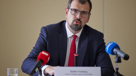 Nach der Einstufung der AfD als rechtsextremistisch kündigt Brandenburgs Bildungsminister Leitlinien für den Umgang mit betroffenen Lehrkräften an.