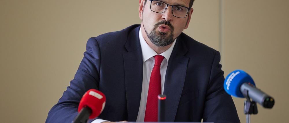 Nach der Einstufung der AfD als rechtsextremistisch kündigt Brandenburgs Bildungsminister Leitlinien für den Umgang mit betroffenen Lehrkräften an.
