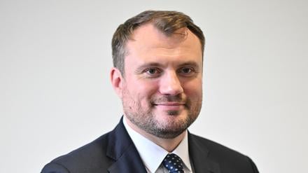 Brandenburgs Wirtschaftsminister Daniel Keller (SPD) wirbt mit einer neuen Kampagne für Zuzüge aus Westdeutschland. (Archivbild)
