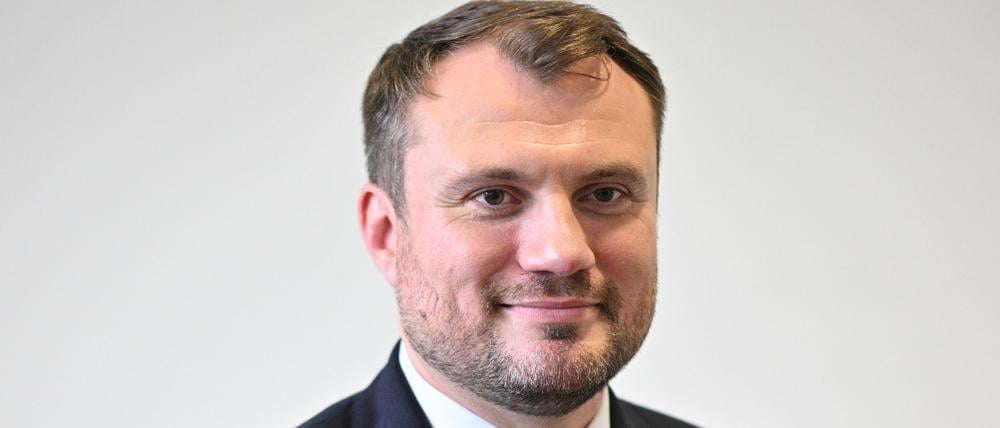 Brandenburgs Wirtschaftsminister Daniel Keller (SPD) wirbt mit einer neuen Kampagne für Zuzüge aus Westdeutschland. (Archivbild)