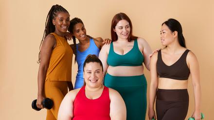Fünf Frauen mit Hanteln zum Thema Bodypositivity. (Symbolbild)