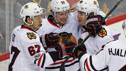 Tanner Kero (l) spielte einst in der NHL für die Chicago Blackhawks