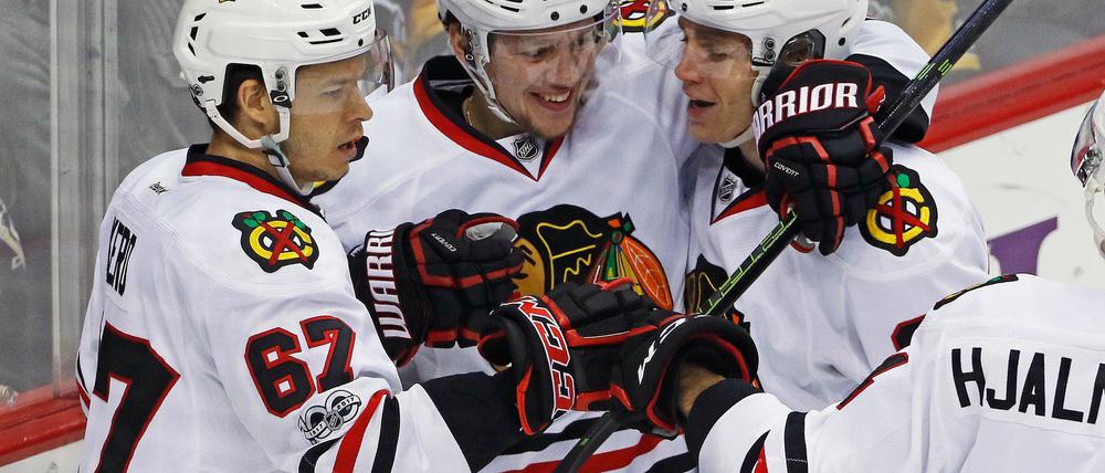 Tanner Kero (l) spielte einst in der NHL für die Chicago Blackhawks