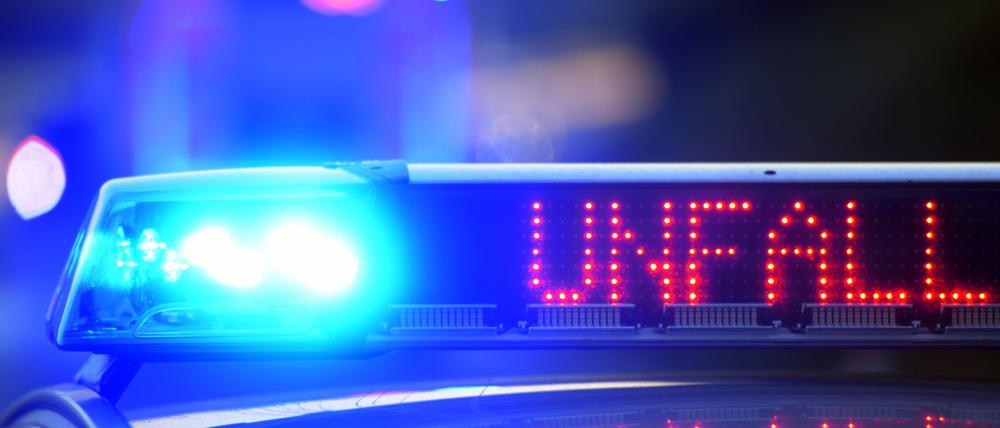 Der Fahrer kam mit leichten Verletzungen ins Krankenhaus. (Symbolbild)