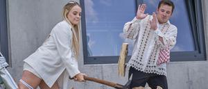 ARD Degeto DIE HOCHZEIT, "Ihr seid alle Papa", Folge 2, am Freitag (05.09.25) um 23:05 Uhr im ERSTEN, online first ab Freitag (05.09.25) um 05:30 Uhr in der ARD MEDIATHEK Jäcki (Luise von Finckh) und Lukas (Felix Kreutzer) haben Spaß. © ARD Degeto Film/Florida Film GmbH/Ricardo Gstrein, honorarfrei - Verwendung gemäß der AGB im engen inhaltlichen, redaktionellen Zusammenhang mit genannter Degeto-Sendung und bei Nennung "Bild: ARD Degeto Film/Florida Film GmbH/Ricardo Gstrein" (S2+). ARD Degeto/Programmplanung und Presse, Tel: 069/1509-335, degeto-presse@degeto.de