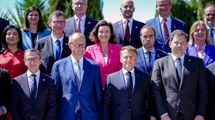 Strahlen in Toulon – am gemeinsamen Ministerrat nahm auch Gunther Krichbaum teil (obere Reihe, zweiter von rechts). Der CDU-Politiker ist der Koordinator der Bundesregierung für die deutsch-französischen Beziehungen.