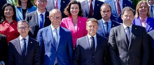 Strahlen in Toulon – am gemeinsamen Ministerrat nahm auch Gunther Krichbaum teil (obere Reihe, zweiter von rechts). Der CDU-Politiker ist der Koordinator der Bundesregierung für die deutsch-französischen Beziehungen.
