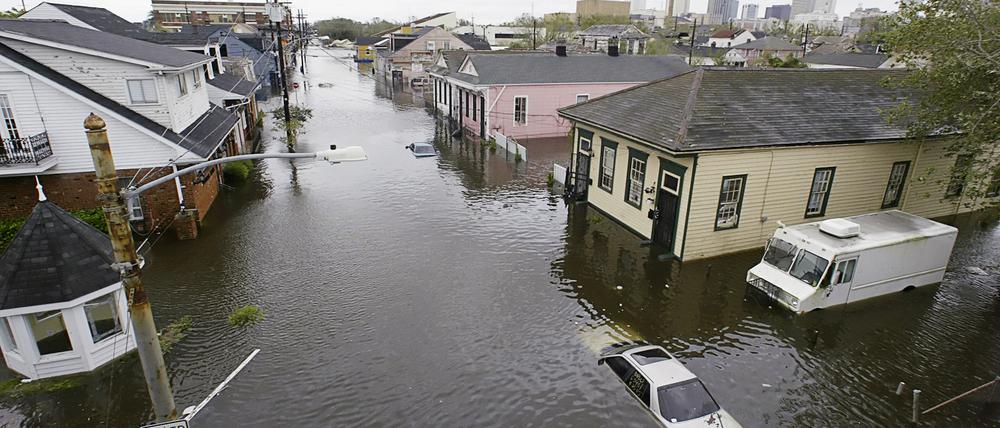 Viele Wohnviertel wurden überflutet, zeitweise stand das Wasser auf Höhe der Dachfirste oder darüber.