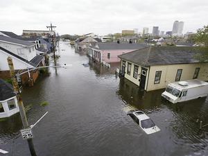 Viele Wohnviertel wurden überflutet, zeitweise stand das Wasser auf Höhe der Dachfirste oder darüber. 