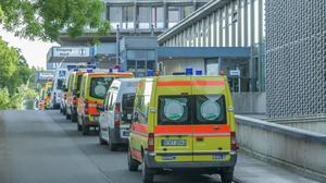 Krankenwagen an der Notaufnahme am Campus in Steglitz. Die Charité verfügt auch in Wedding und Mitte über Rettungsstellen.