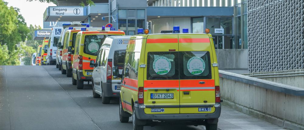 Krankenwagen an der Notaufnahme am Campus in Steglitz. Die Charité verfügt auch in Wedding und Mitte über Rettungsstellen.