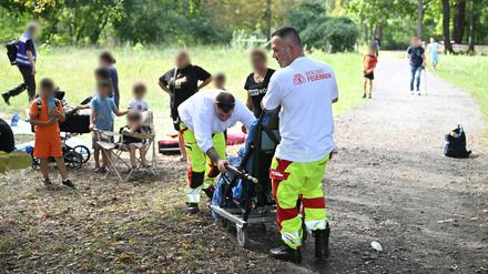 Rettungskräfte der Feuerwehr sind an der Unfallstelle im Einsatz. Ein Auto ist in Berlin-Wedding in eine Menschengruppe gefahren. Nach ersten Erkenntnissen der Polizei kam der Wagen von der Straße ab, fuhr auf den Gehweg und erfasste mehrere Menschen.