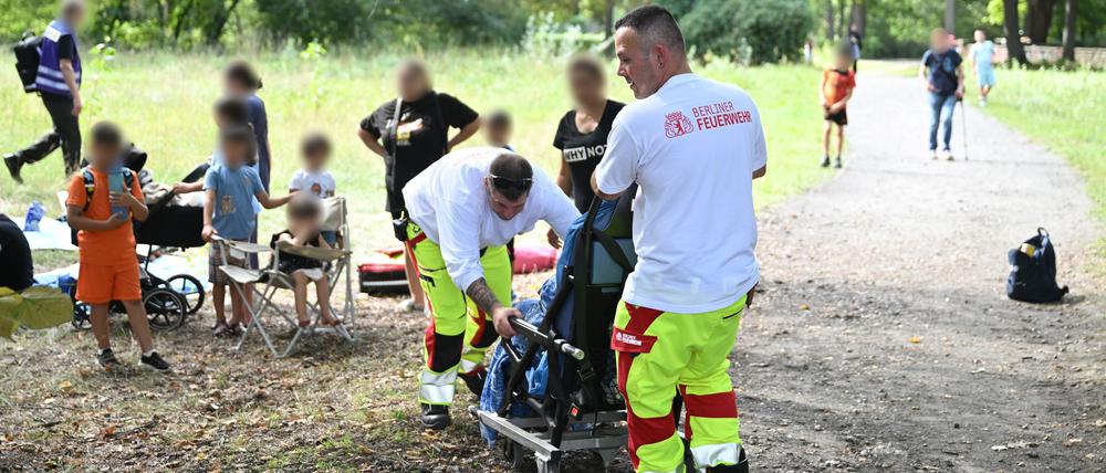 Rettungskräfte der Feuerwehr sind an der Unfallstelle im Einsatz. Ein Auto ist in Berlin-Wedding in eine Menschengruppe gefahren. Nach ersten Erkenntnissen der Polizei kam der Wagen von der Straße ab, fuhr auf den Gehweg und erfasste mehrere Menschen.