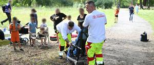 Rettungskräfte der Feuerwehr sind an der Unfallstelle im Einsatz. Ein Auto ist in Berlin-Wedding in eine Menschengruppe gefahren. Nach ersten Erkenntnissen der Polizei kam der Wagen von der Straße ab, fuhr auf den Gehweg und erfasste mehrere Menschen.