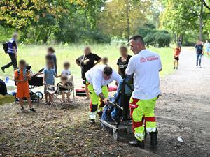 Rettungskräfte der Feuerwehr sind an der Unfallstelle im Einsatz. Ein Auto ist in Berlin-Wedding in eine Menschengruppe gefahren. Nach ersten Erkenntnissen der Polizei kam der Wagen von der Straße ab, fuhr auf den Gehweg und erfasste mehrere Menschen.