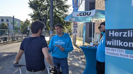 OB-Kandidat Clemens Viehrig (CDU) verteilt am frühen Mittwochmorgen im Bornstedter Feld Kaffee und kommt mit Bürgern ins Gespräch.