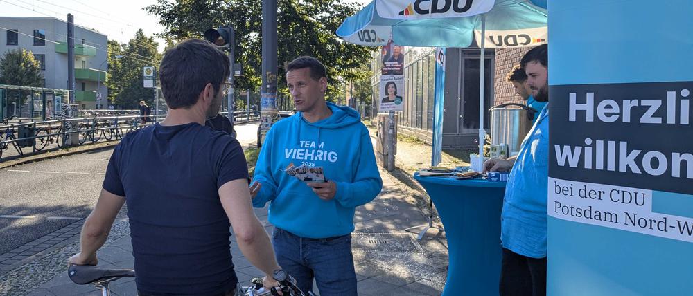 OB-Kandidat Clemens Viehrig (CDU) verteilt am frühen Mittwochmorgen im Bornstedter Feld Kaffee und kommt mit Bürgern ins Gespräch.