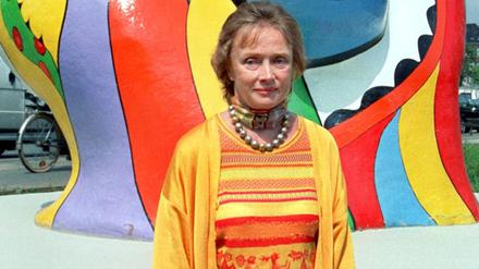 Die damals 67 Jahre alte Künstlerin Niki de Saint Phalle steht in Hannover vor ihren als „Nanas“ geschaffenen Freiluftfiguren. (Foto vom 17.07.1998)