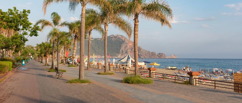 Ruhig statt geschäftig: Die Promenade von Alanya.