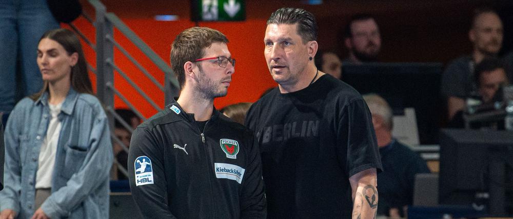 Jaron Siewert (l.) und Vorstand Sport Stefan Kretzschmar (r.) gehören nicht mehr länger den Füchsen Berlin an.