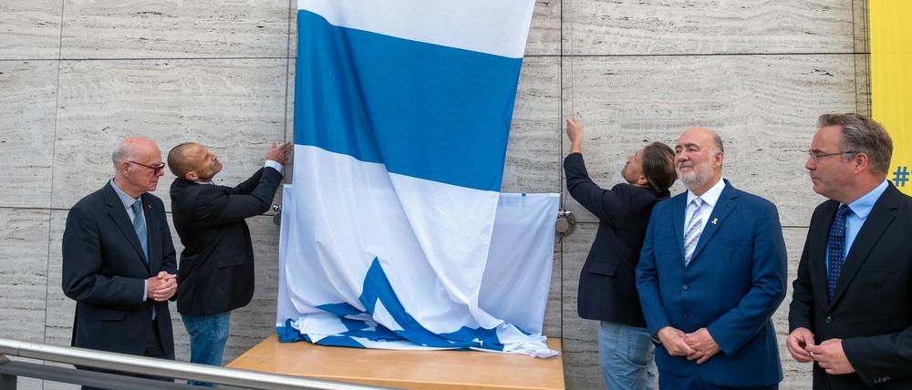 Norbert Lammert und Ron Prosor hissen die israelische Flagge an der Akademie der Konrad-Adenauer-Stiftung.