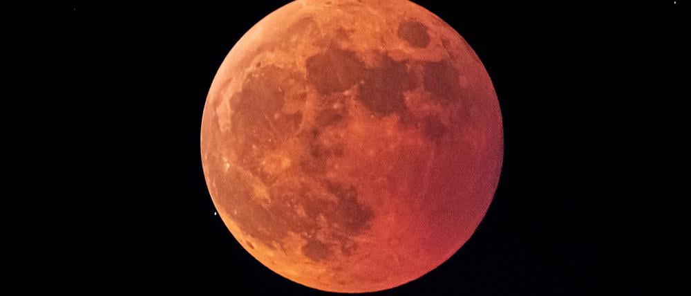 Eine totale Mondfinsternis am 8. November 2022 über Peking in China.