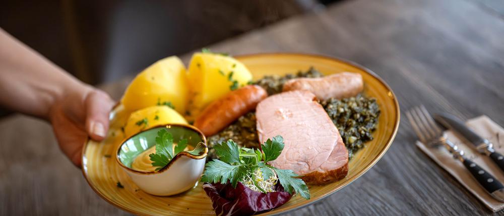 Ob die Gastronomen Steuererleichterungen weitergeben, ist fraglich. (Archivbild)