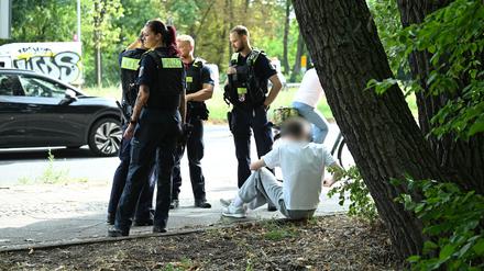 Polizisten stehen an der Unfallstelle. 