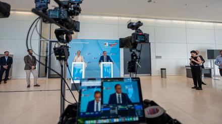 Alice Weidel, Bundesvorsitzende und Fraktionsvorsitzende der AfD, spricht neben Tino Chrupalla, Bundesvorsitzender und Fraktionsvorsitzender der AfD im Bundestag, beim Pressestatement vor Beginn der Fraktionssitzung im Bundestag.