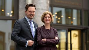 Anita Schwarzenberg und Sohn Philipp kümmern sich um die Partnersuche der vermögensstarken Oberschicht.