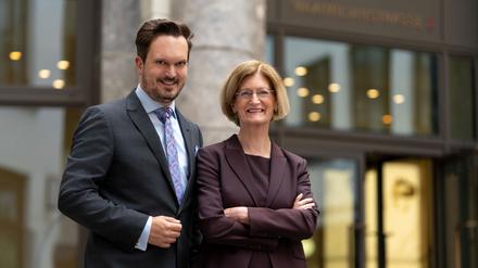 Anita Schwarzenberg und Sohn Philipp kümmern sich um die Partnersuche der vermögensstarken Oberschicht.