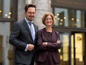 Anita Schwarzenberg und Sohn Philipp kümmern sich um die Partnersuche der vermögensstarken Oberschicht.
