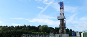 Aktivisten der Gruppe „Ende Gelände“ befestigen ein Banner mit der Aufschrift „Hubert! Wie verbohrt kann man sein? Gasausstieg Jetzt! Hier und Weltweit!“ während einer Protestaktion gegen eine Gasbohrung an einem Bohrturm.