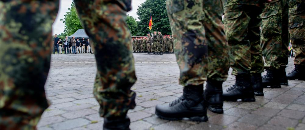 Zahlreiche Reservistinnen und Reservisten stehen im Rahmen des Nationalen Veteranentags für einen Reservistenappell mit Schwurbekräftigung in der Zitadelle Vechta vor dem Zeughaus.