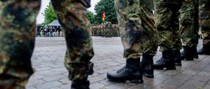 Zahlreiche Reservistinnen und Reservisten stehen im Rahmen des Nationalen Veteranentags für einen Reservistenappell mit Schwurbekräftigung in der Zitadelle Vechta vor dem Zeughaus.