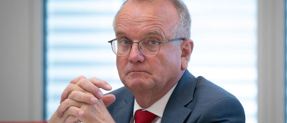 Brandenburgs Verkehrsminister Detlef Tabbert (BSW) unterstützt den Wunsch des Flugplatzes Neuhardenberg nach Nutzung auch größerer Flugzeuge. (Archivbild)