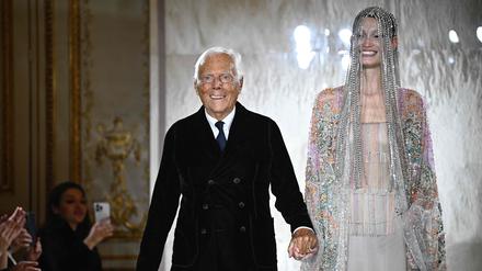 Giorgio Armani auf dem Laufsteg mit Model Agnes Zogla.