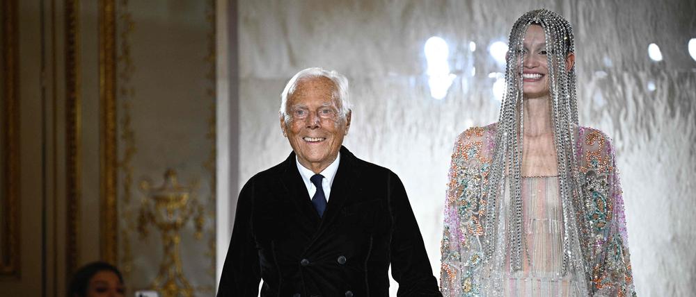 Giorgio Armani auf dem Laufsteg mit Model Agnes Zogla.