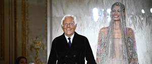 Giorgio Armani auf dem Laufsteg mit Model Agnes Zogla.