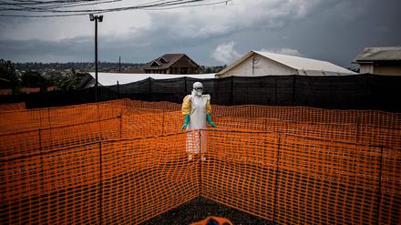 Ein Helfer bei einem früheren Ebola-Ausbruch im Kongo