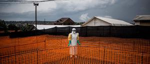 Ein Helfer bei einem früheren Ebola-Ausbruch im Kongo