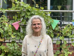 Formularlotsin Maren Wroblewski, hier vor dem Stadtteilzentrum Weissensee.