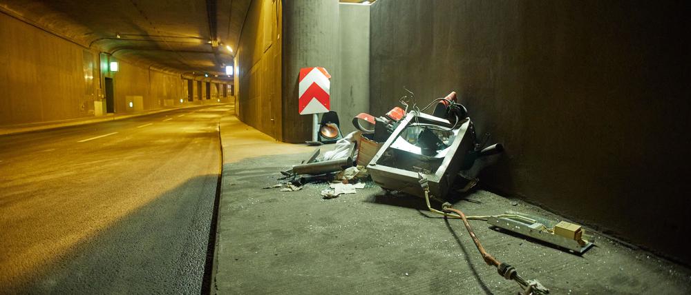Ein Lastwagen hatte sich am Montag im Tiergartentunnel verkeilt – und dabei Tunneltechnik beschädigt. (Archivbild)