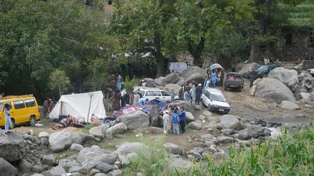 Blick auf ein provisorisches Notunterkunftslager nach dem Erdbeben in der afghanischen Provinz Kunar.